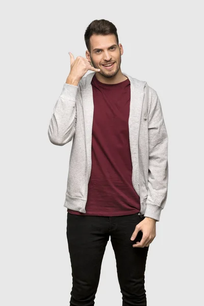 Mann Mit Sweatshirt Macht Handygeste Rufen Sie Mich Zurück Zeichen — Stockfoto