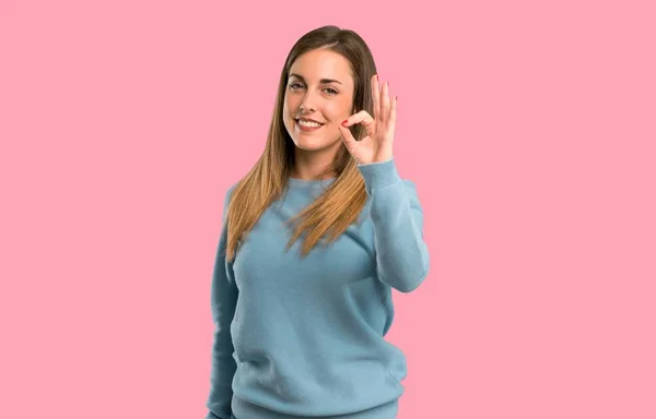 Mulher Loira Com Camisa Azul Mostrando Sinal Com Dedos Fundo — Fotografia de Stock