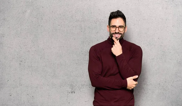 Handsome Man Glasses Glasses Smiling Textured Wall — Stock Photo, Image