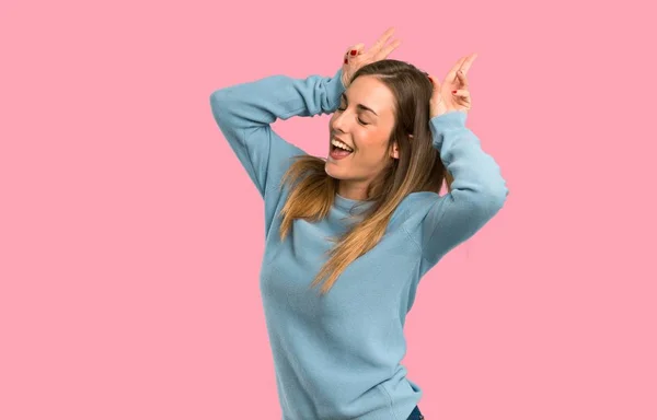 Блондинка Голубой Рубашке Делает Смешные Сумасшедшие Эмоции Лица Изолированном Розовом — стоковое фото