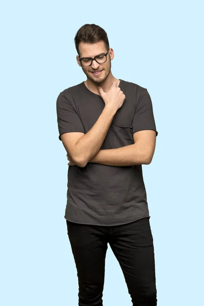 Mann Mit Schwarzem Hemd Mit Brille Und Lächeln Über Blauem — Stockfoto