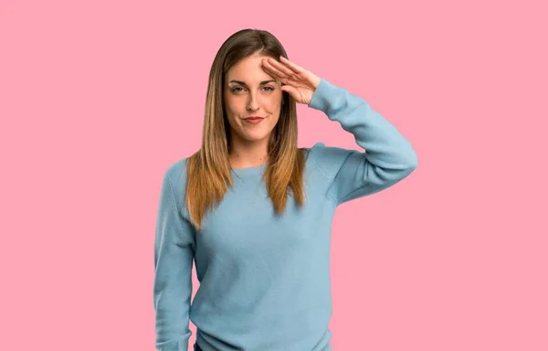 Blond Kvinna Med Blå Skjorta Salutera Med Hand Isolerade Rosa — Stockfoto