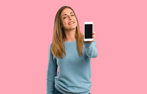 Blond Kvinna Med Blå Skjorta Visar Mobilen Isolerade Rosa Bakgrund — Stockfoto