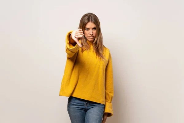 Mujer Con Suéter Amarillo Sobre Pared Aislada Mostrando Pulgar Hacia — Foto de Stock