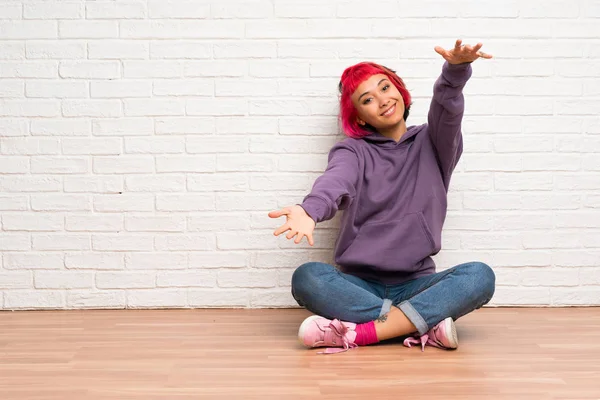 Jovem Com Cabelo Rosa Sentado Chão Apresentando Convidando Para Vir — Fotografia de Stock