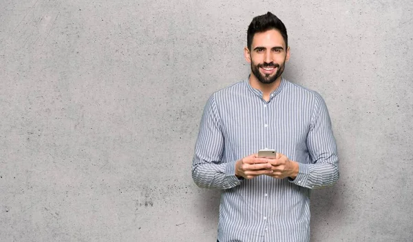 Eleganter Mann Mit Hemd Sendet Eine Nachricht Mit Dem Handy — Stockfoto