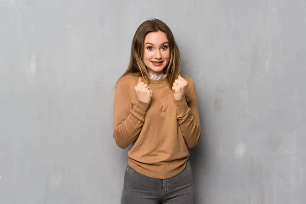 Teenagermädchen Über Texturierte Mauer Feiert Sieg Siegerposition — Stockfoto