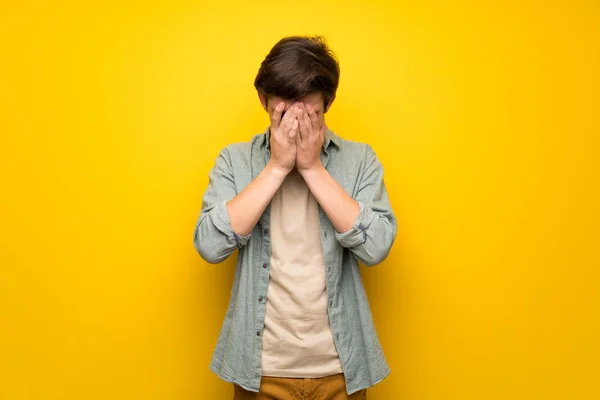 Adolescente Uomo Sopra Muro Giallo Con Espressione Stanca Malata — Foto Stock