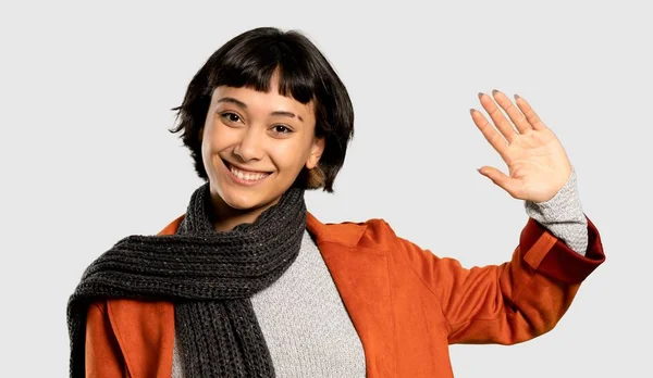 Mulher Cabelo Curto Com Casaco Saudando Com Mão Com Expressão — Fotografia de Stock