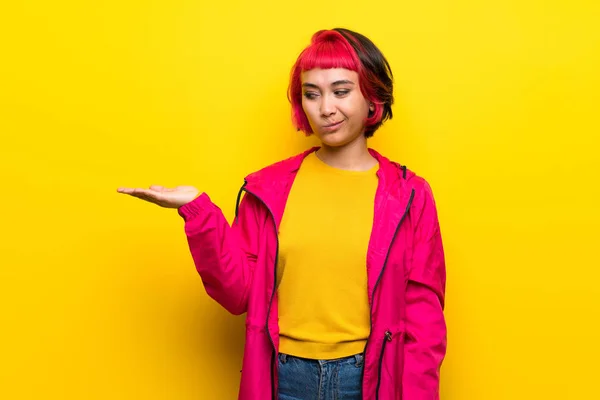 Mujer Joven Con Pelo Rosa Sobre Pared Amarilla Sosteniendo Copyspace — Foto de Stock