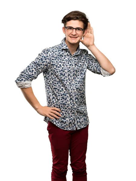 Tonåringen Mannen Med Blomman Skjorta Och Glasögon Lyssnar Något Genom — Stockfoto