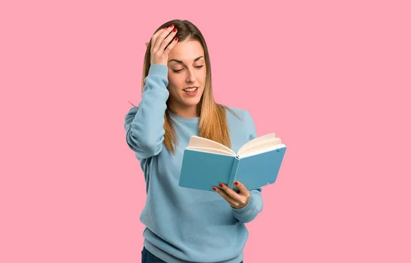 Mulher Loira Com Camisa Azul Surpreendida Enquanto Aprecia Leitura Livro — Fotografia de Stock