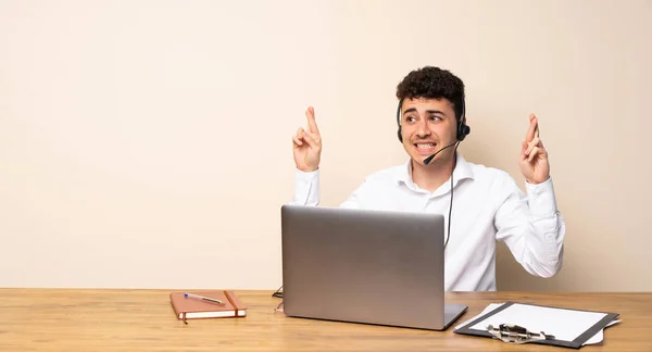 Hombre Telemarketer Con Los Dedos Cruzando Deseando Mejor —  Fotos de Stock