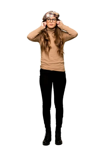 Ganzkörperaufnahme Einer Jungen Frau Mit Baskenmütze Die Ohren Mit Händen — Stockfoto