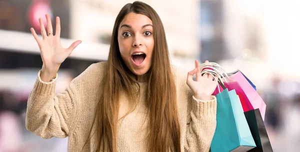 Chica Joven Con Bolsas Compras Con Sorpresa Expresión Facial Impactada — Foto de Stock