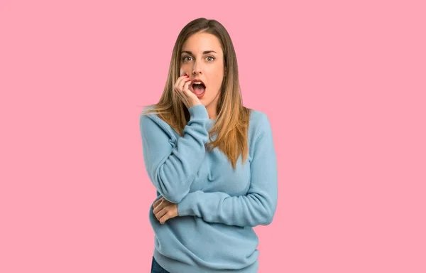 Blonde Vrouw Met Blauwe Shirt Verrast Geschokt Terwijl Zoek Recht — Stockfoto