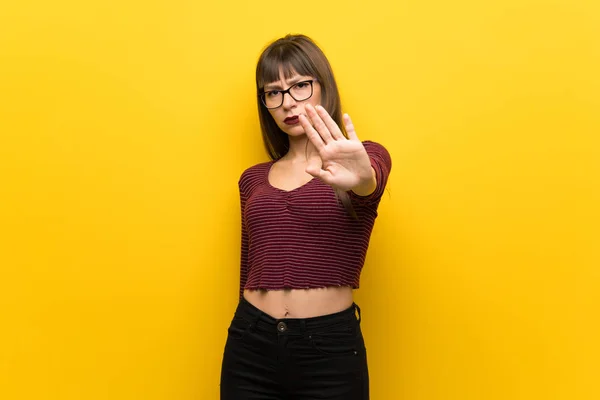 Vrouw Met Bril Gele Muur Stop Gebaar Ontkennen Van Een — Stockfoto