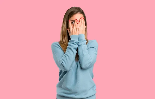 Donna Bionda Con Camicia Blu Che Copre Gli Occhi Dalle — Foto Stock