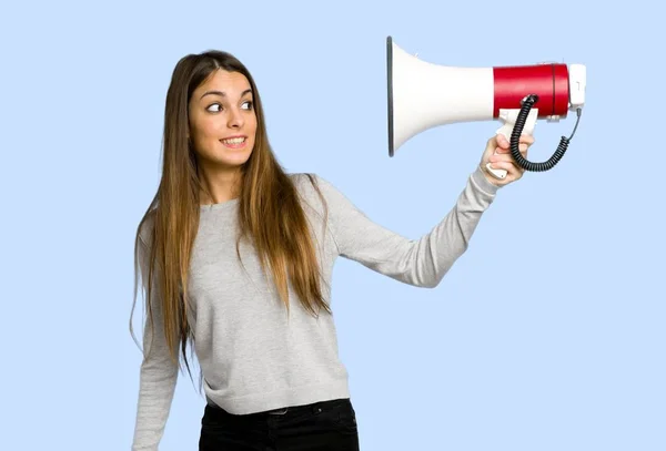 Jovem Menina Tomando Megafone Que Faz Monte Ruído Fundo Azul — Fotografia de Stock