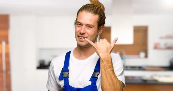 Workman Maken Telefoon Gebaar Bel Terug Teken Een Huis — Stockfoto