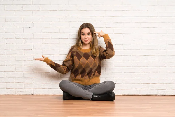 Teenager Mädchen Sitzt Auf Dem Boden Und Macht Die Geste — Stockfoto