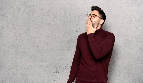 Schöner Mann Mit Gähnender Brille Und Weit Geöffnetem Mund Mit — Stockfoto