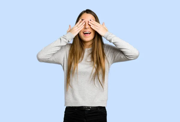 Junges Mädchen Das Die Augen Mit Den Händen Bedeckt Überrascht — Stockfoto