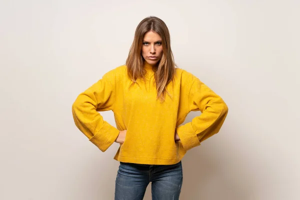 Mujer Con Suéter Amarillo Sobre Pared Aislada Enojado — Foto de Stock