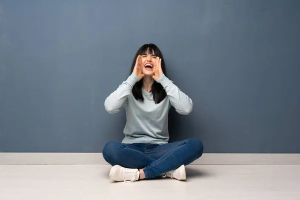 Donna Seduta Sul Pavimento Che Grida Annuncia Qualcosa — Foto Stock