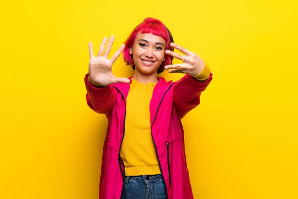 Mujer Joven Con Pelo Rosa Sobre Pared Amarilla Contando Nueve — Foto de Stock