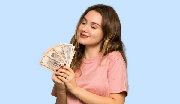Adolescente Chica Con Suéter Rosa Tomando Montón Dinero Fondo Azul —  Fotos de Stock