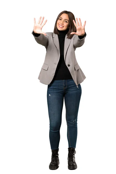 分離の白い背景の上の指を使って を数える若いビジネス女性のフルレングス ショット — ストック写真