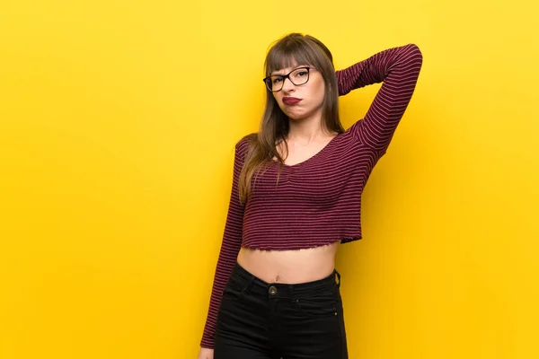 Woman Glasses Yellow Wall Having Doubts — Stock Photo, Image