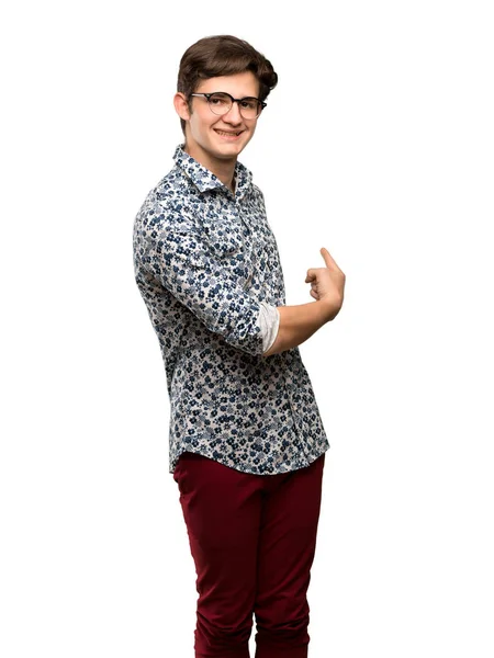 Hombre Adolescente Con Camisa Flores Gafas Apuntando Hacia Atrás Sobre —  Fotos de Stock