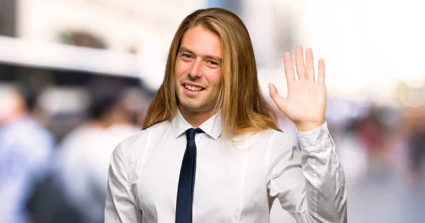 Hombre Negocios Rubio Con Cabello Largo Saludando Con Mano Con — Foto de Stock