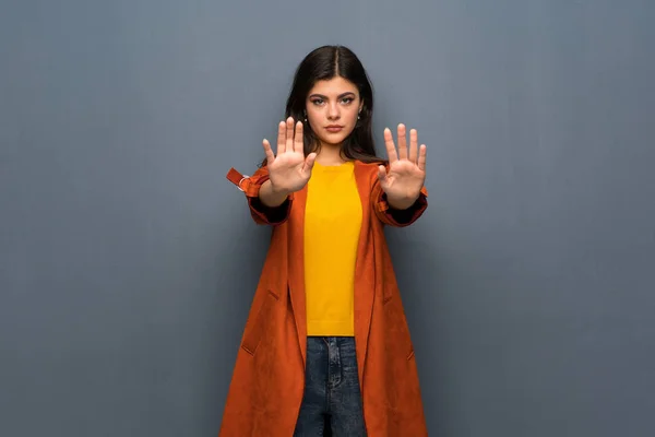 Teenager Mädchen Mit Mantel Über Grauer Wand Macht Stop Geste — Stockfoto