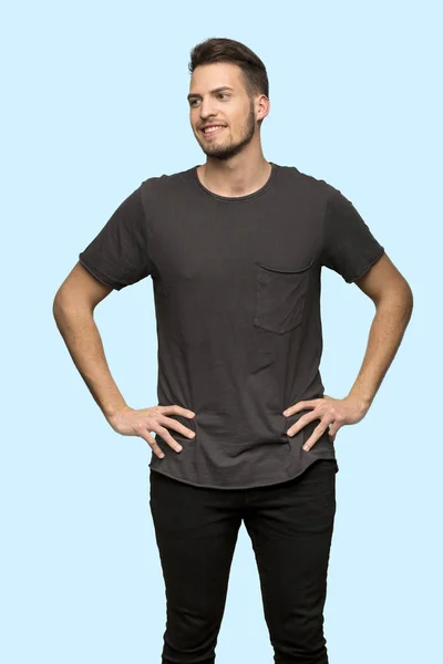 Homem Com Camisa Preta Posando Com Braços Quadril Sorrindo Sobre — Fotografia de Stock
