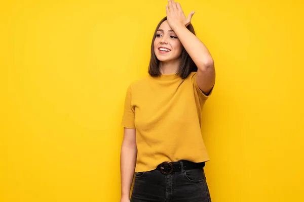 Mujer Joven Sobre Pared Amarilla Dado Cuenta Algo Intención Solución —  Fotos de Stock