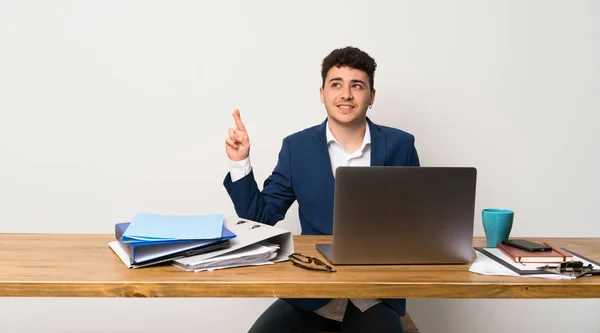Hombre Negocios Una Oficina Con Los Dedos Cruzando Deseando Mejor — Foto de Stock