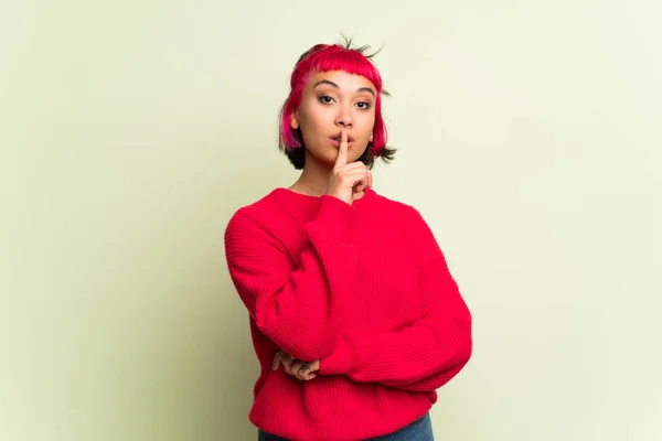 Jonge Vrouw Met Rode Trui Tonen Een Teken Van Stilte — Stockfoto