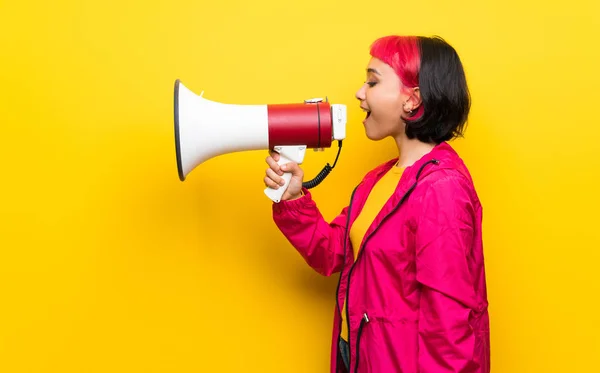 Jonge Vrouw Met Roze Haren Gele Muur Schreeuwen Door Een — Stockfoto