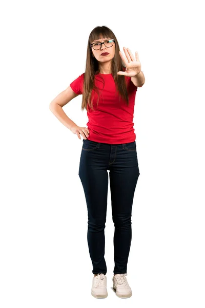 Tiro Completo Mulher Com Óculos Fazendo Parar Gesto Negando Uma — Fotografia de Stock