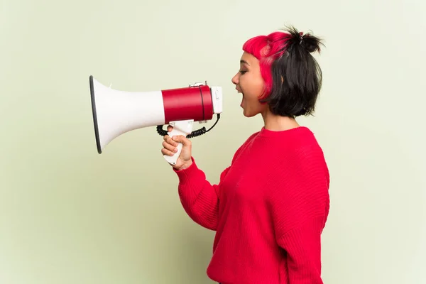 Jonge Vrouw Met Rode Trui Schreeuwen Door Een Megafoon — Stockfoto