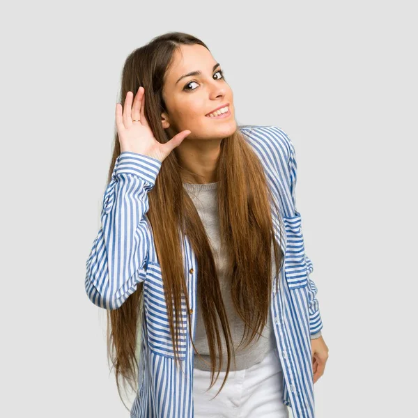 Giovane Ragazza Con Camicia Righe Ascoltando Qualcosa Mettendo Mano Sull — Foto Stock