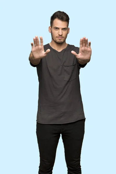 Hombre Con Camisa Negra Haciendo Stop Gesture Decepcionado Sobre Fondo — Foto de Stock