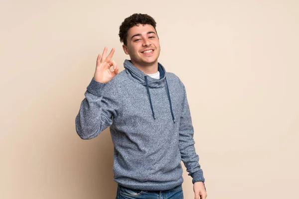 Young Man Isolated Wall Showing Sign Fingers — Stock Photo, Image