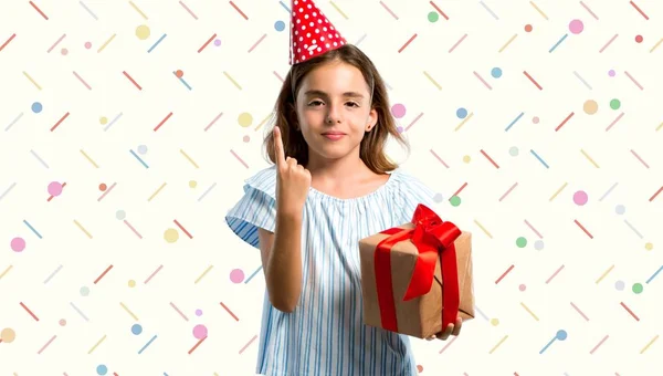 Kleines Mädchen Auf Einer Geburtstagsparty Mit Einem Geschenk Auf Buntem — Stockfoto