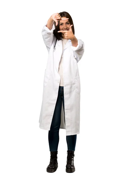 Una Toma Completa Una Joven Doctora Enfocando Cara Símbolo Encuadre — Foto de Stock