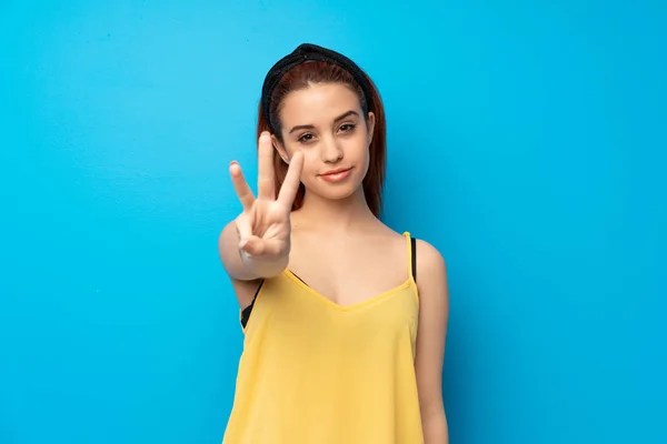 Young Redhead Woman Blue Background Happy Counting Three Fingers — Stock Photo, Image