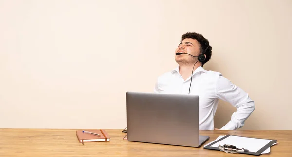 Hombre Telemarketer Que Sufre Dolor Espalda Por Haber Hecho Esfuerzo —  Fotos de Stock